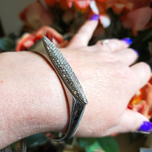 Jewelry - GORGEOUS True Vintage swarovski elements bangle